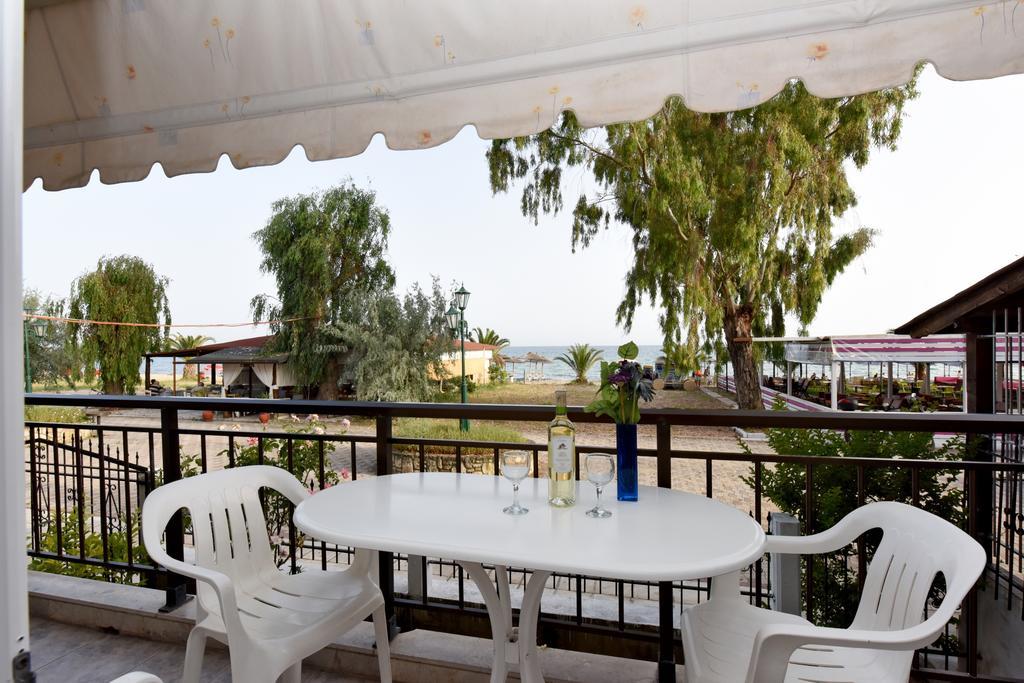 Seaside Studios Paralia Dionysiou Bagian luar foto