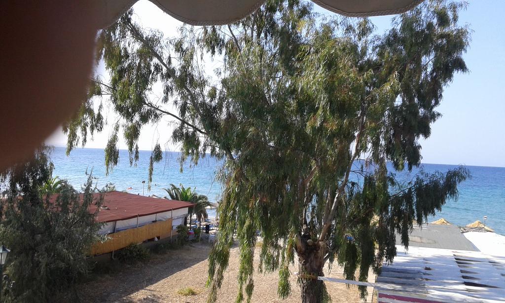 Seaside Studios Paralia Dionysiou Bagian luar foto