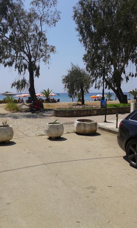 Seaside Studios Paralia Dionysiou Bagian luar foto